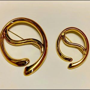 Goldtone brooches and scarf clips, pair of 2